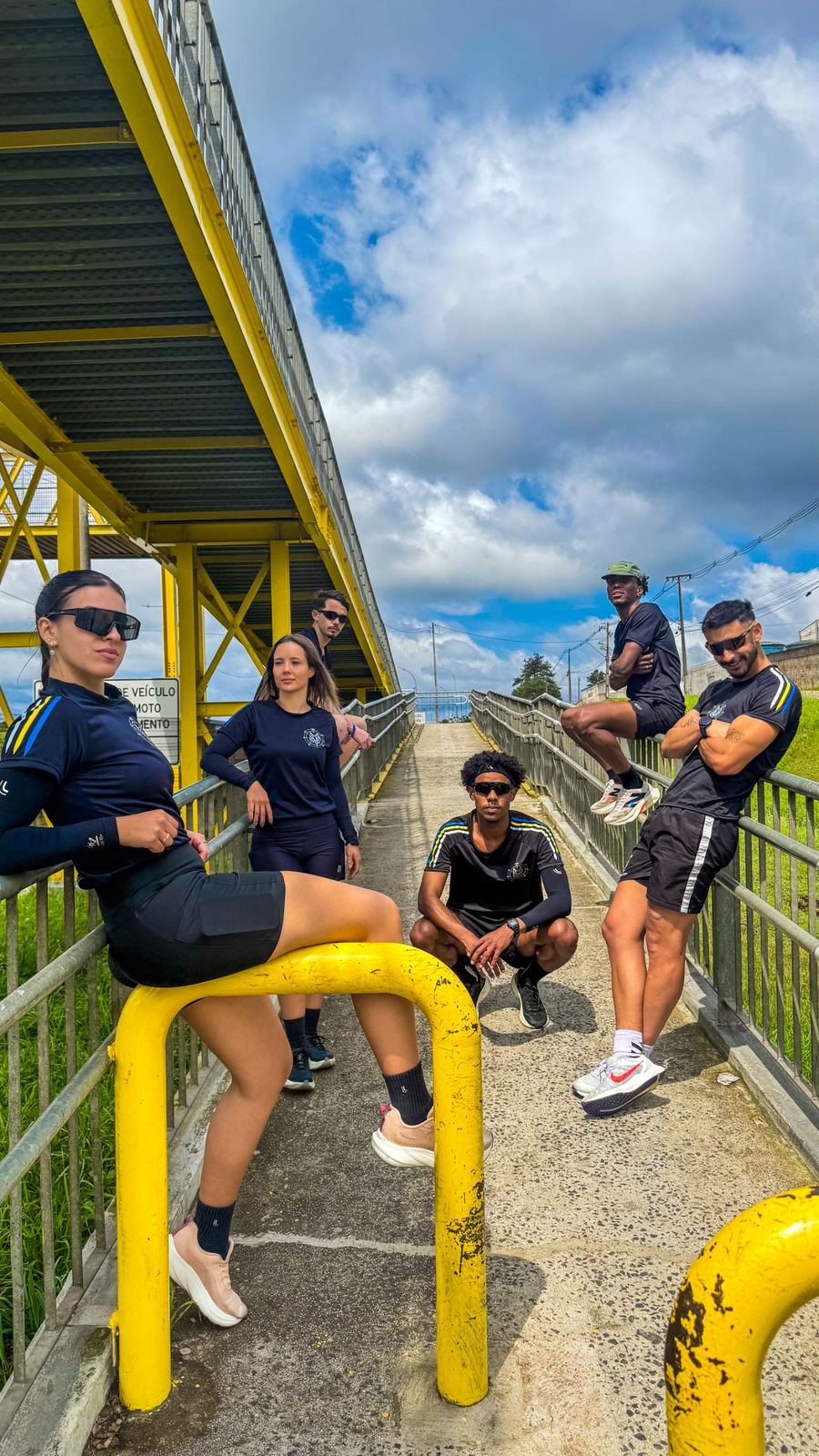 Grupo da Wolf Lab na passarela amarela